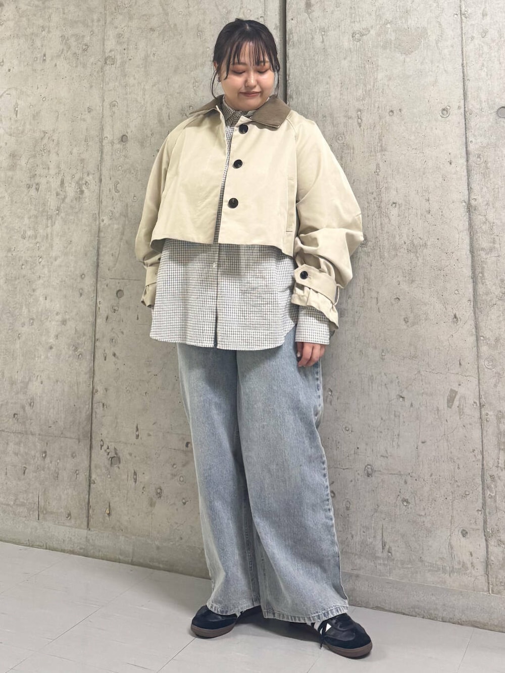 「シャツ、大人カジュアル、デニム、チェック、チェックシャツ、オーバーサイズ、アウター、kbf_ootd、KBF、パンツ、ショート丈、春コーデ、春、春アウター、newarrival」｜「KBFの『低身長向けも展開』ペインターWIDEデニム（デニムパンツ、ブルー系）」を使った、sakaiさん（レディース・158cm）の春コーディネートの1枚目の写真