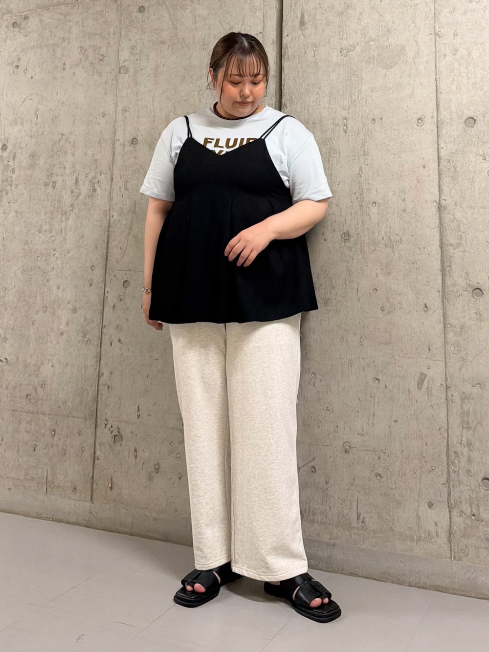 その他のTシャツ/カットソー、ブラック系のその他トップス、ホワイト系のその他パンツを着用したレディースの夏コーディネートの1枚目の写真