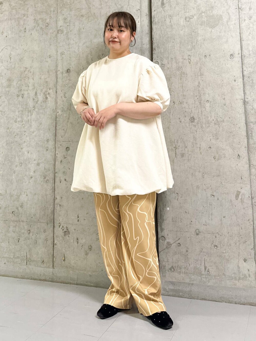 ベージュ系のその他パンツ、ブラウン系のパンプス、ホワイト系のワンピースを着用したレディースの秋コーディネートの1枚目の写真