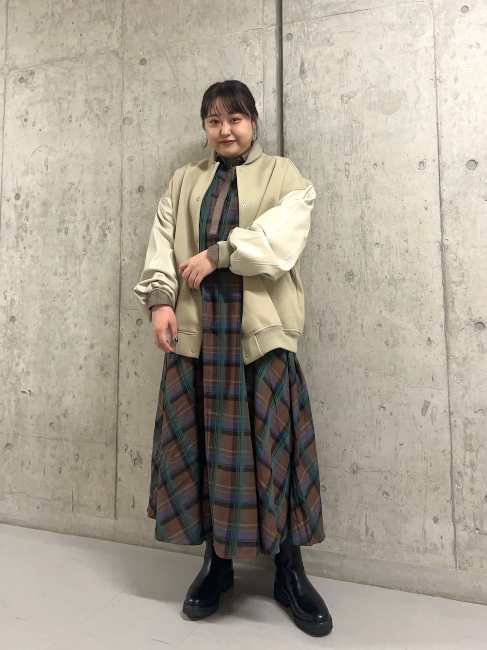「秋冬コーデ、大人カジュアル、カジュアル、休日スタイル、ワンピース、ゆるコーデ、オーバーサイズ、チェック、アウター、ブルゾン、サイドゴアブーツ、ブーツ、ロングワンピース」｜「KBFのドッキングBIGブルゾン（ブルゾン、グレー系）」を使った、sakaiさん（レディース・158cm）の秋コーディネートの1枚目の写真