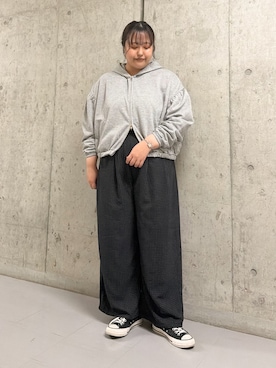 「KBF（ケイビーエフ）のフロントZIPギャザーフーディー（パーカー、グレー系）」を使った、sakaiさん（レディース・158cm）の秋コーディネート