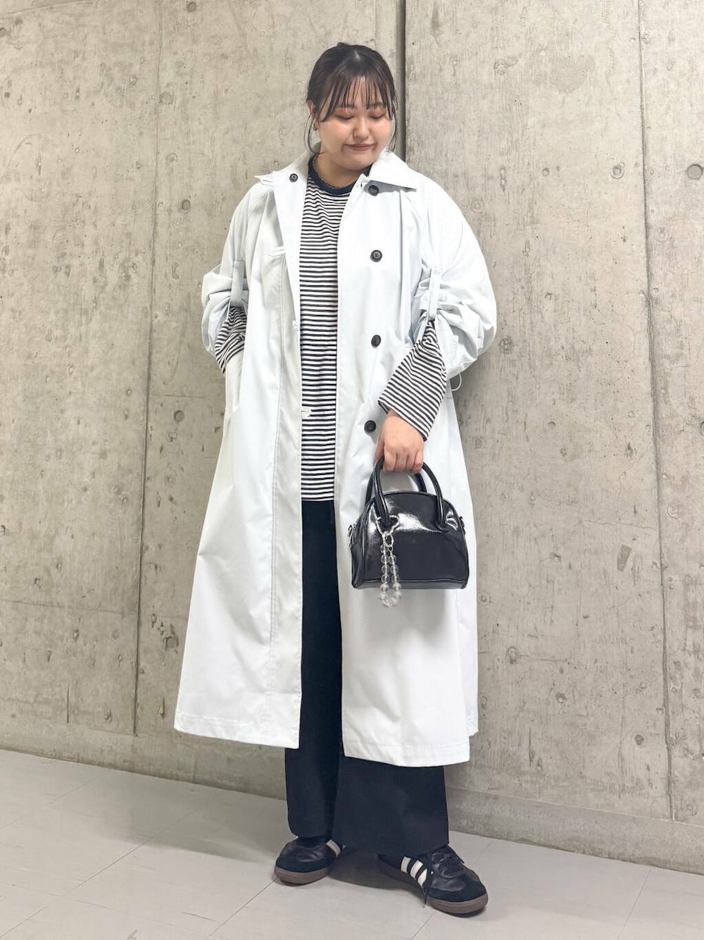 「大人カジュアル、スラックス、オーバーサイズ、アウター、バッグ、ミニバッグ、ショルダーバッグ、トレンチコート、ボーダー、kbf_ootd、KBF、カットソー、コート、ステンカラーコート、パンツ」｜「KBFのボーリングボストンBAG（ボストンバッグ、ブラック系）」を使った、sakaiさん（レディース・158cm）の春コーディネートの1枚目の写真