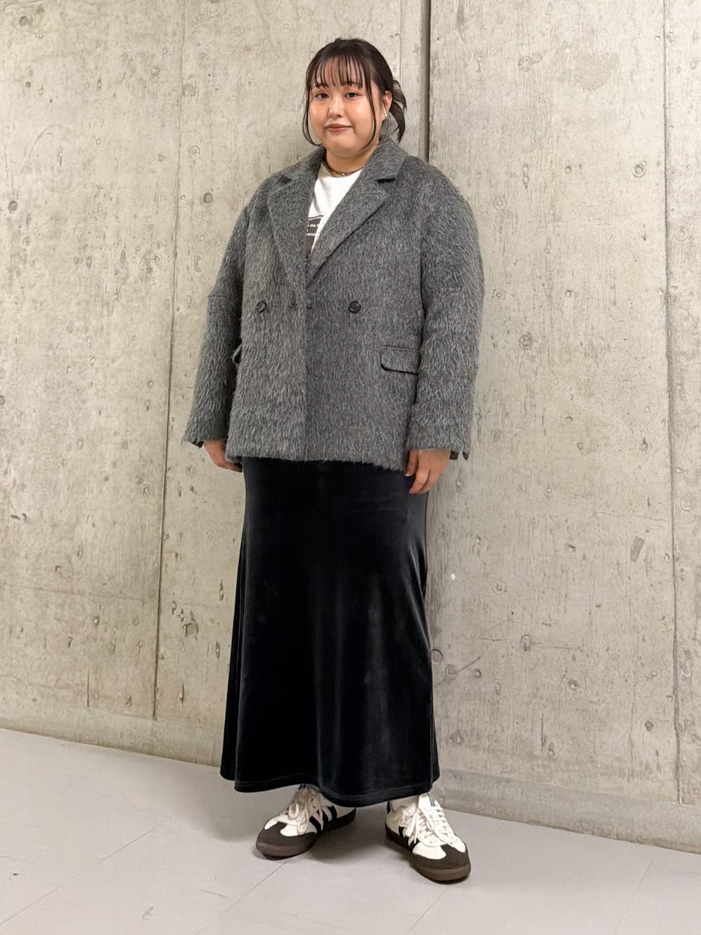 グレー系のその他アウター、グレー系のTシャツ/カットソー、グレー系のスカートを着用したレディースの秋コーディネートの1枚目の写真