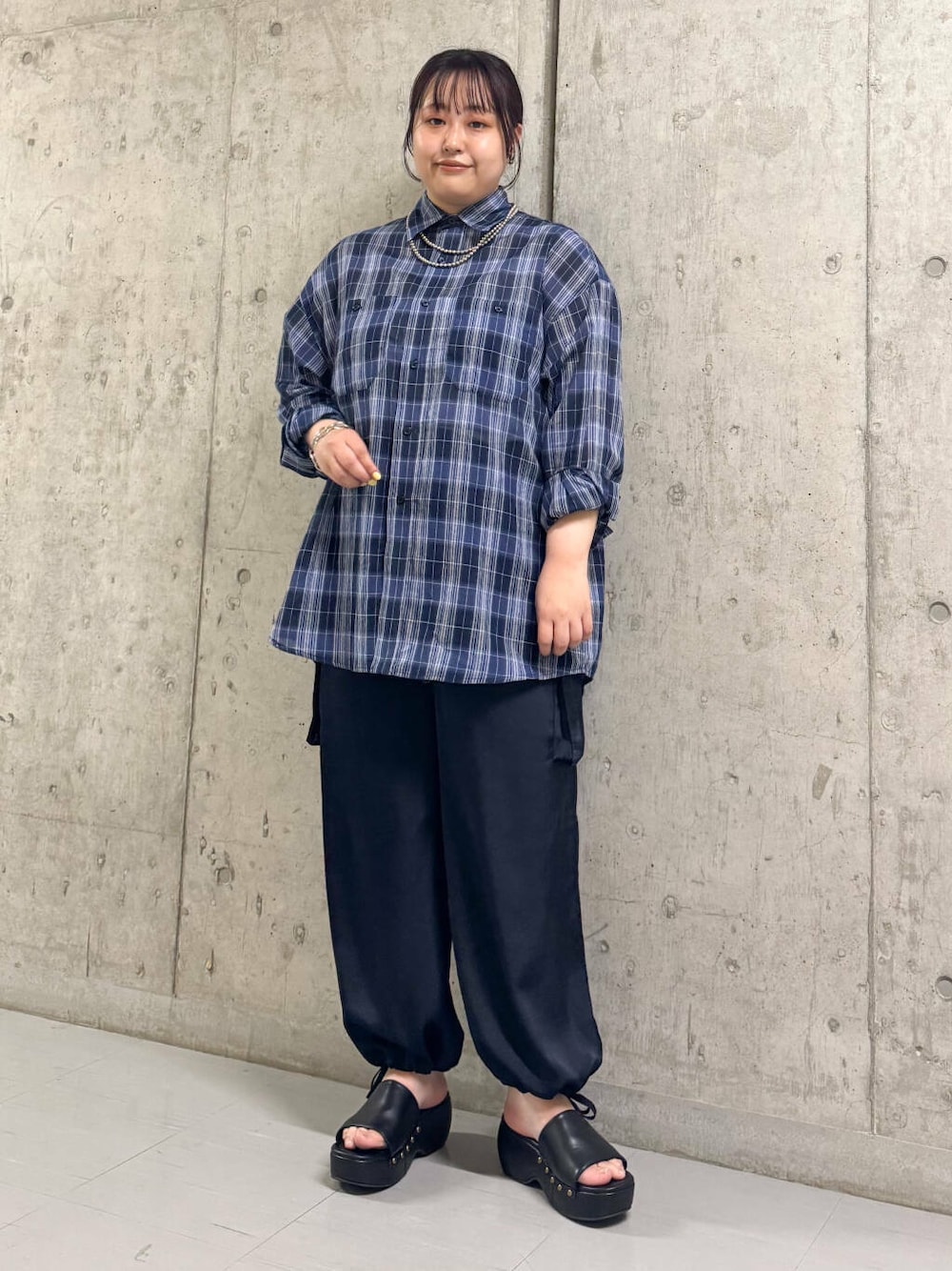 ブルー系のシャツ/ブラウス、ブルー系のその他パンツ、ブラック系のサンダルを着用したレディースの春コーディネートの1枚目の写真