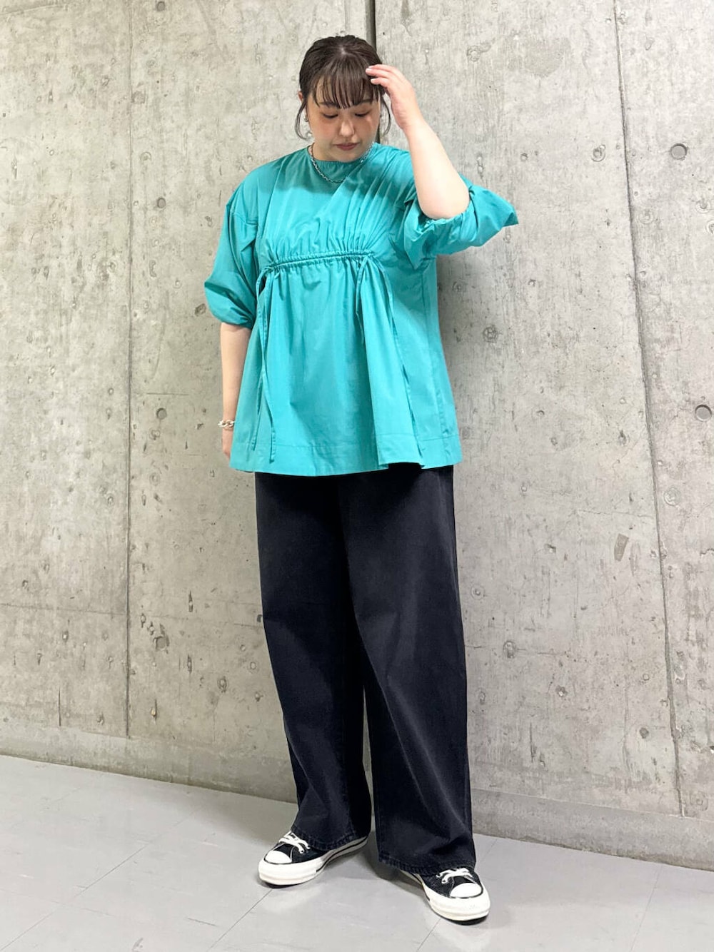 ブラック系のデニムパンツ、グリーン系のシャツ/ブラウスを着用したレディースの夏コーディネートの1枚目の写真
