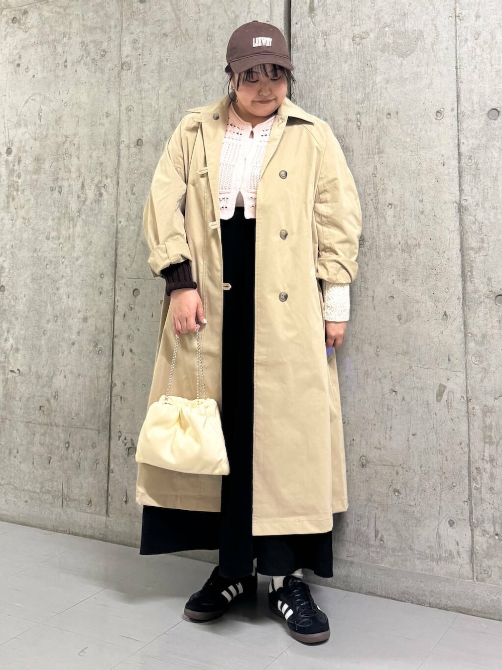 「カーディガン、大人カジュアル、アウター、バッグ、ピンク、ショルダーバッグ、ニットカーディガン、キャップ、kbf_ootd、KBF、コート、ステンカラーコート、ショート丈、ロングコート、春コーデ」｜「KBFのボールチェーンギャザーBAG（ハンドバッグ、イエロー系）」を使った、sakaiさん（レディース・158cm）の冬コーディネートの1枚目の写真
