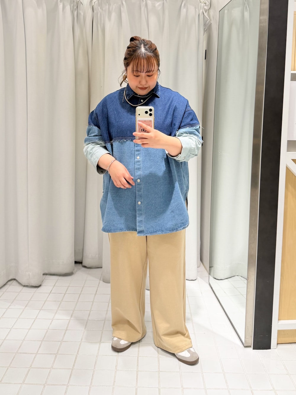 ブルー系のシャツ/ブラウス、ベージュ系のその他パンツを着用したレディースの冬コーディネートの1枚目の写真