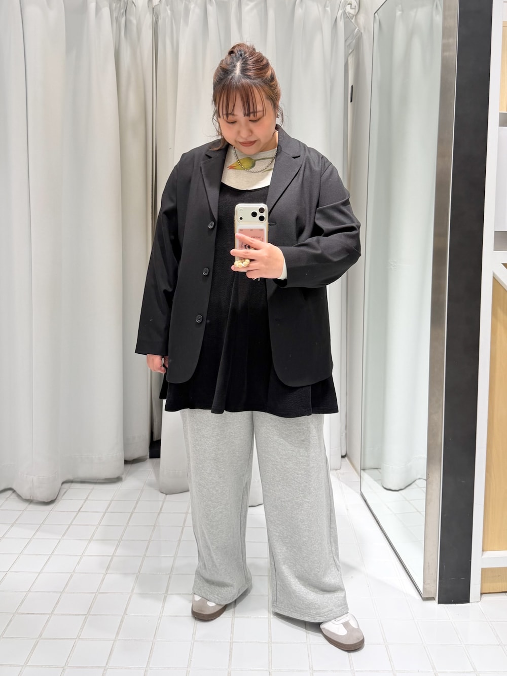 ブラック系のワンピース、ブラック系のその他アウター、グリーン系のTシャツ/カットソーを着用したレディースの冬コーディネートの1枚目の写真