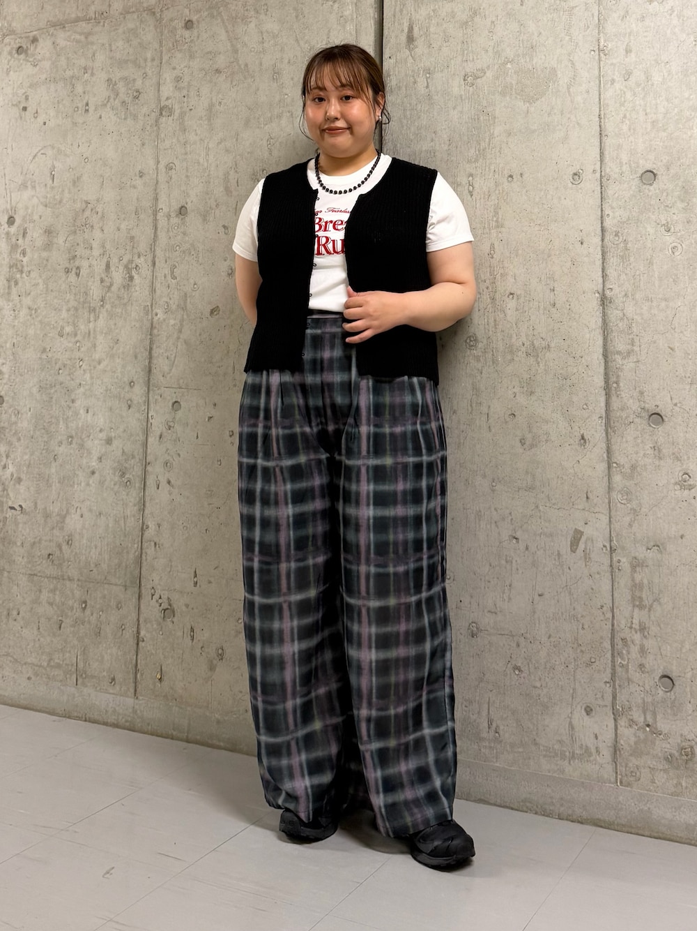 ホワイト系のTシャツ/カットソー、ブラック系のベスト、グリーン系のその他パンツを着用したレディースの夏コーディネートの1枚目の写真