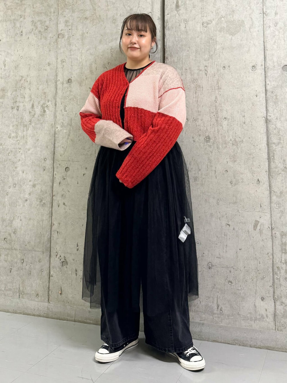 ブラック系のデニムパンツ、ブラック系のワンピース、レッド系のニット/セーターを着用したレディースの夏コーディネートの1枚目の写真