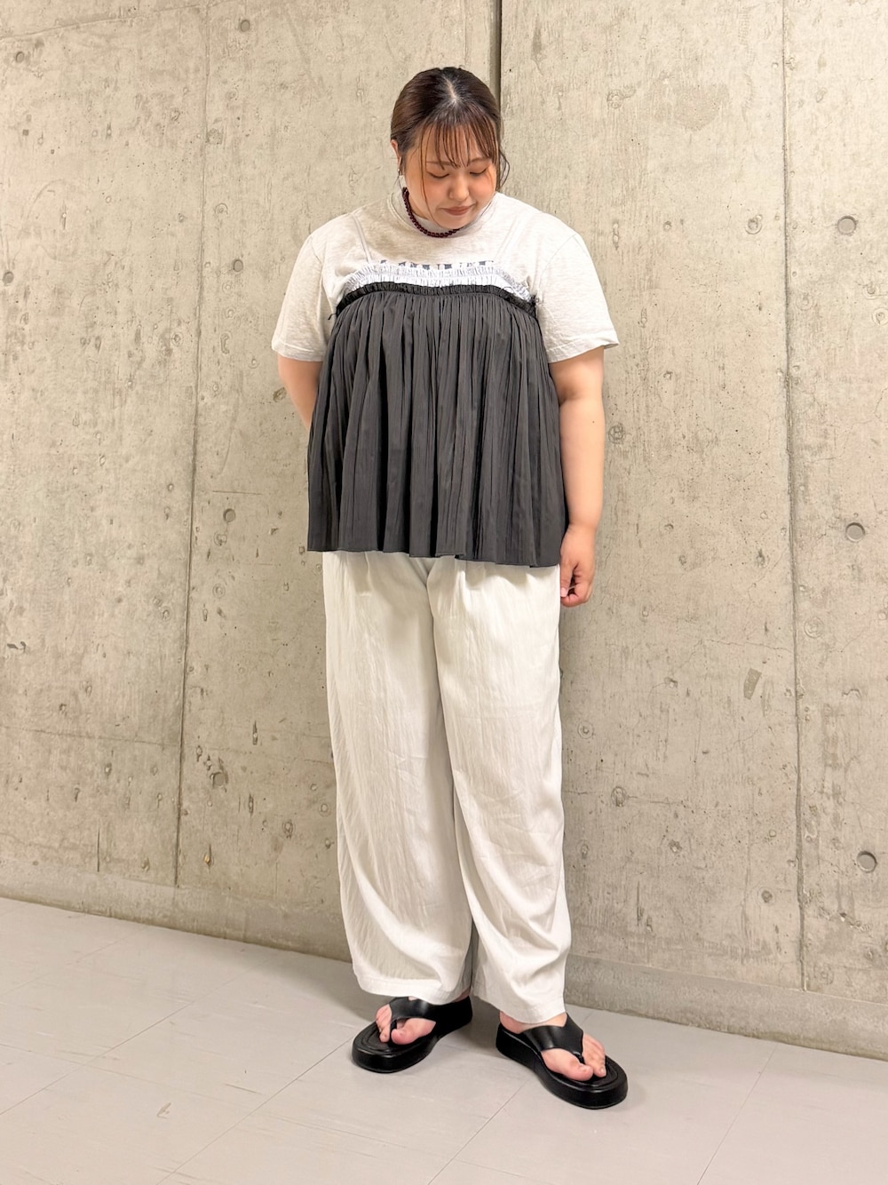 ベージュ系のTシャツ/カットソー、グレー系のその他トップス、ブルー系のその他パンツを着用したレディースの夏コーディネートの1枚目の写真