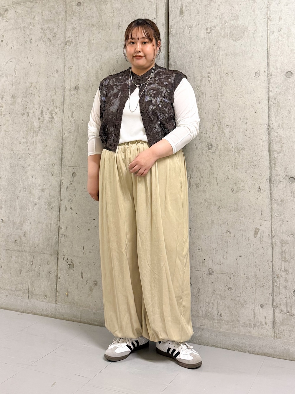 ホワイト系のTシャツ/カットソー、ブラウン系のシャツ/ブラウス、ベージュ系のその他パンツを着用したレディースの春コーディネートの1枚目の写真