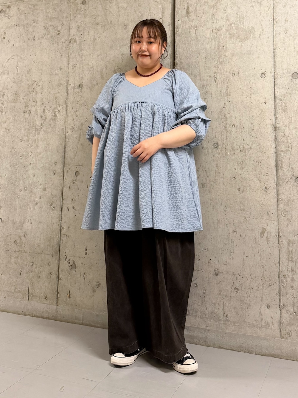 ブルー系のワンピース、ブラウン系のその他パンツを着用したレディースの春コーディネートの1枚目の写真