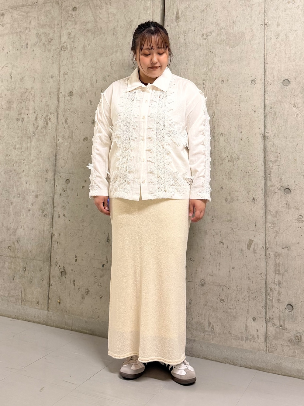 ホワイト系のシャツ/ブラウス、ホワイト系のスカートを着用したレディースの春コーディネートの1枚目の写真