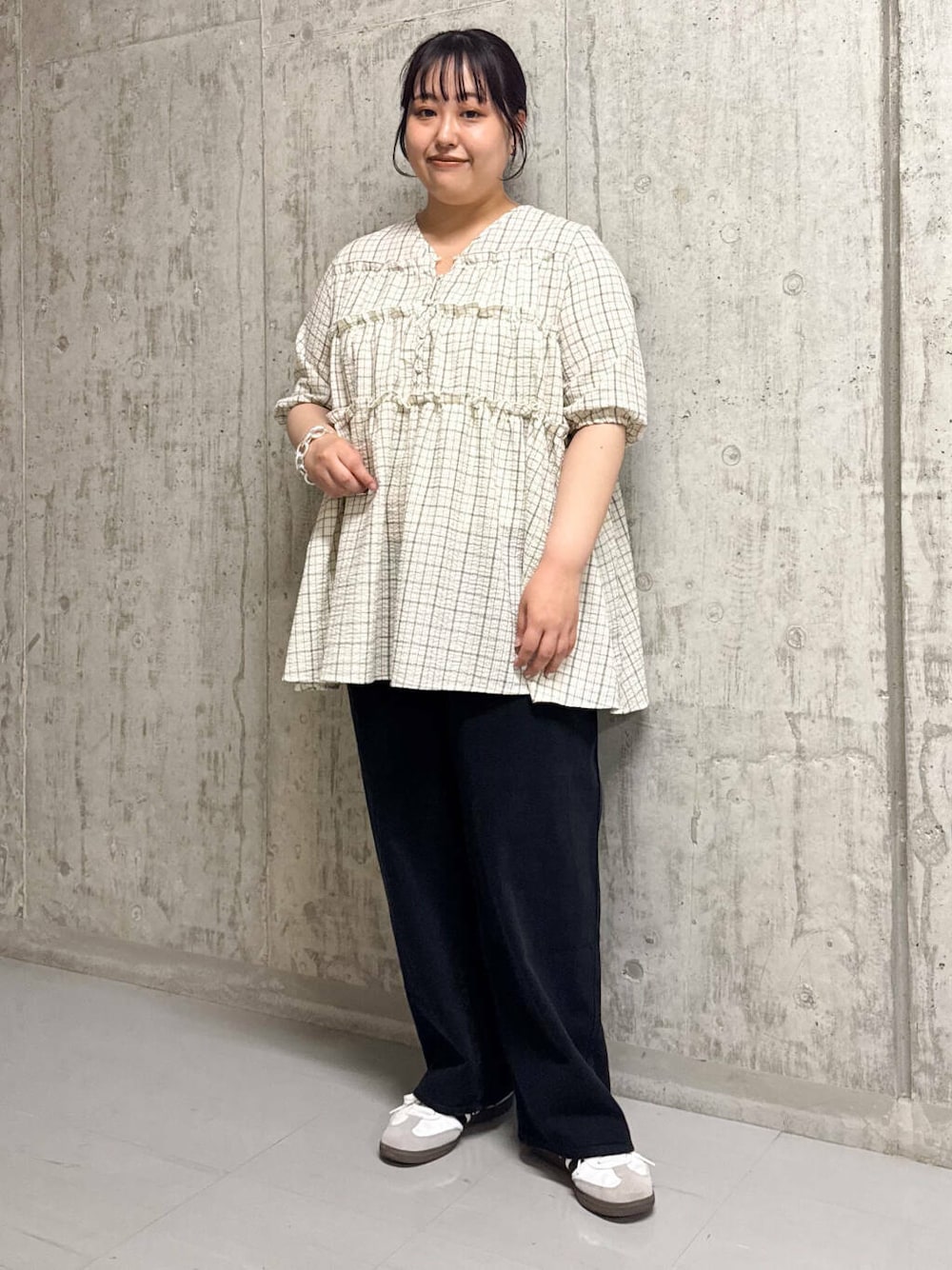 ベージュ系のワンピース、ブラック系のその他パンツを着用したレディースの夏コーディネートの1枚目の写真