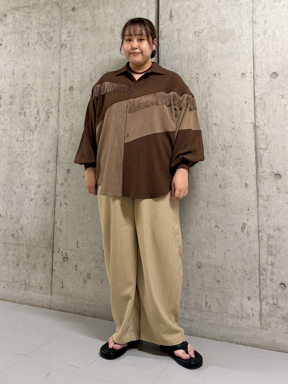 ブラウン系のシャツ/ブラウス、ベージュ系のその他パンツ、ブラック系のサンダルを着用したレディースの夏コーディネートの1枚目の写真