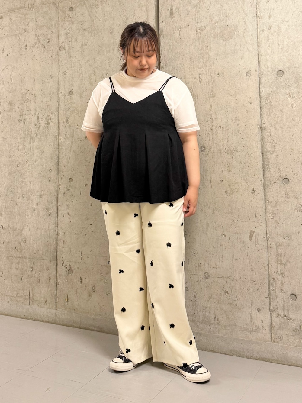 ホワイト系のその他パンツ、ホワイト系のTシャツ/カットソー、ブラック系のその他トップスを着用したレディースの夏コーディネートの1枚目の写真
