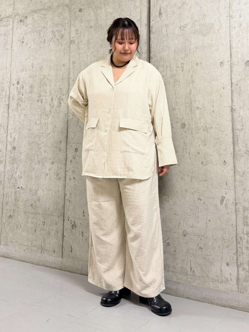 ホワイト系のシャツ/ブラウス、ホワイト系のその他パンツ、ブラック系のサンダルを着用したレディースの秋コーディネートの1枚目の写真