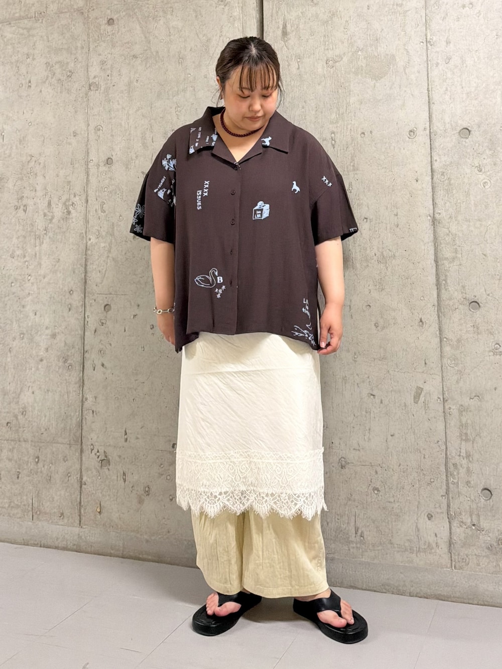 ブラウン系のシャツ/ブラウス、ホワイト系のスカート、イエロー系のその他パンツを着用したレディースの夏コーディネートの1枚目の写真