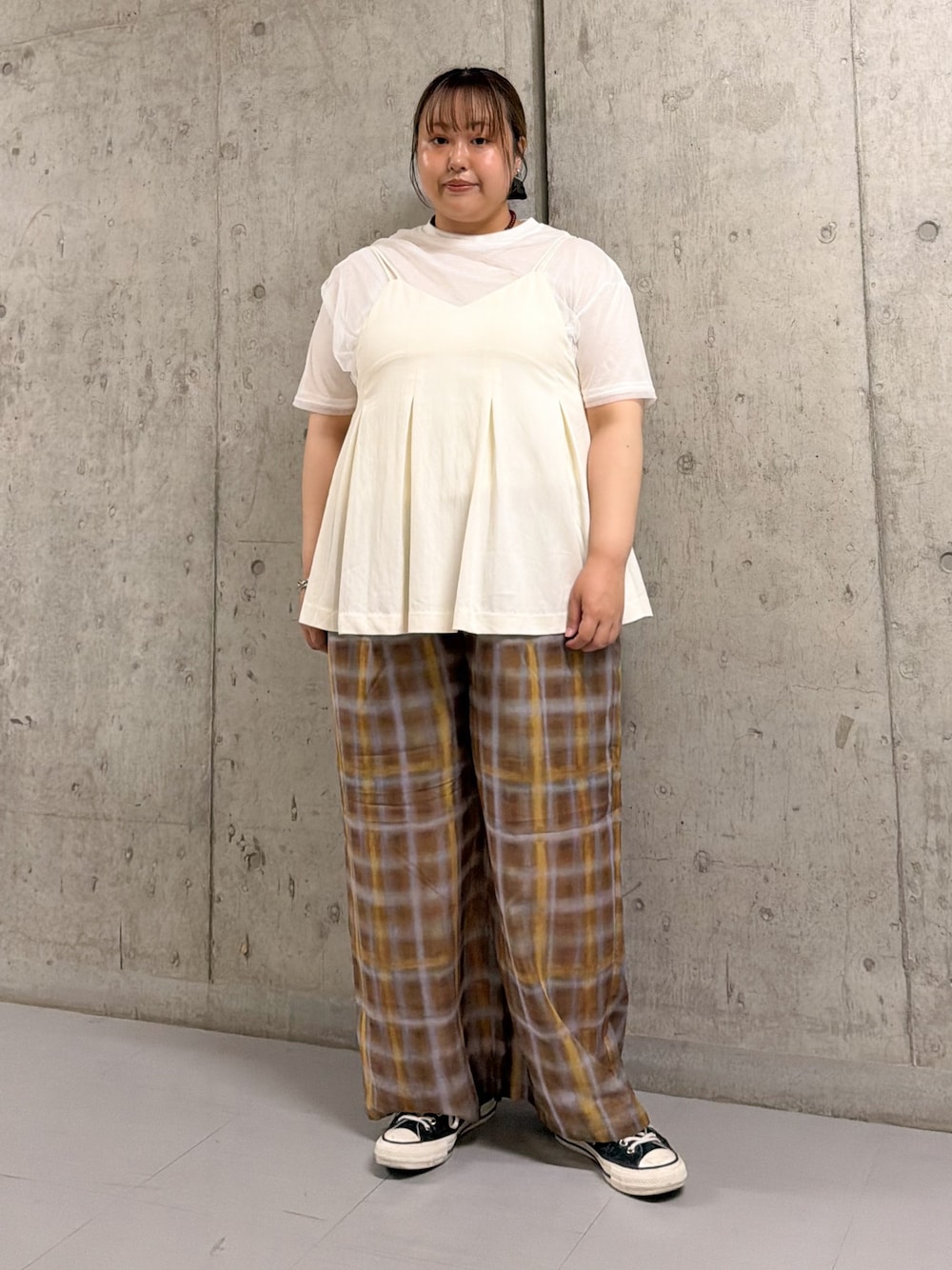 ホワイト系のTシャツ/カットソー、ホワイト系のその他トップス、ブラウン系のその他パンツを着用したレディースの夏コーディネートの1枚目の写真
