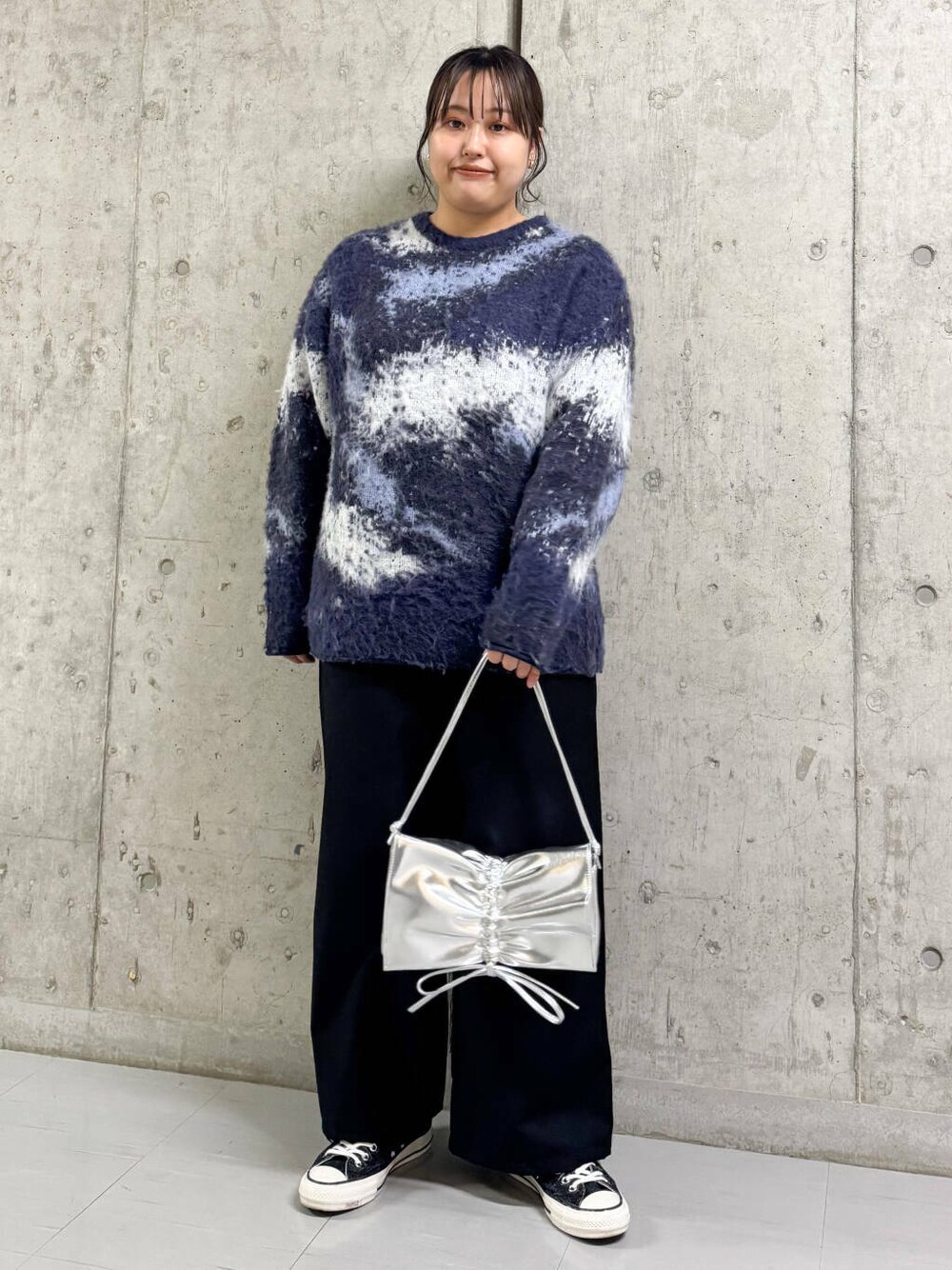 ブラック系のその他パンツ、ブルー系のニット/セーター、シルバー系のショルダーバッグを着用したレディースの冬コーディネートの1枚目の写真