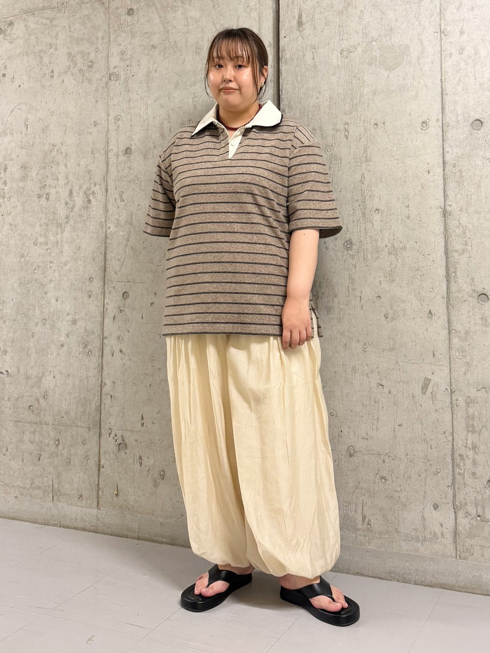 グレー系のTシャツ/カットソー、ホワイト系のその他パンツ、ブラック系のサンダルを着用したレディースの夏コーディネートの1枚目の写真