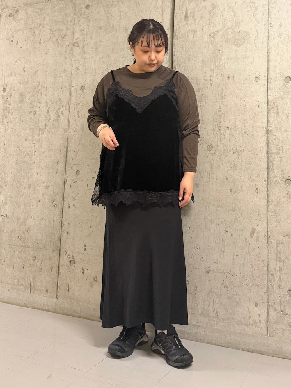 ブラウン系のTシャツ/カットソー、ブラック系のキャミソール、ブラック系のスカートを着用したレディースの秋コーディネートの1枚目の写真