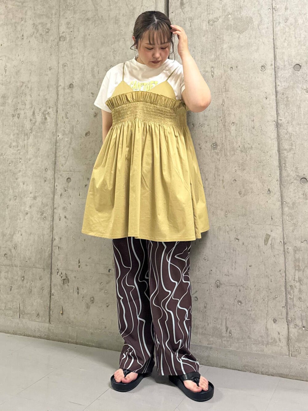 レッド系のその他パンツ、ブラック系のサンダル、ベージュ系のワンピースを着用したレディースの夏コーディネートの1枚目の写真