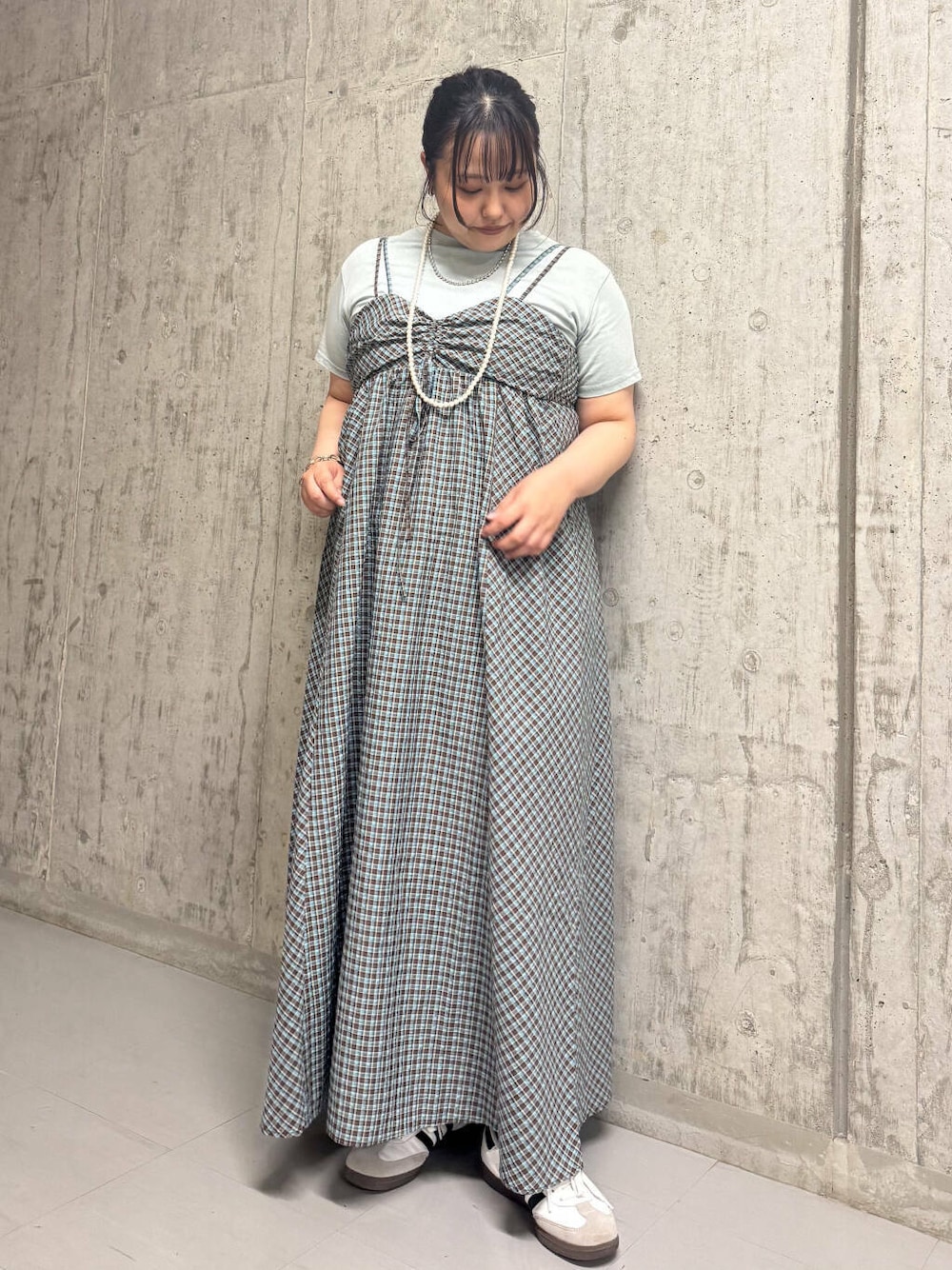 ブルー系のワンピース、ブルー系のTシャツ/カットソーを着用したレディースの夏コーディネートの1枚目の写真