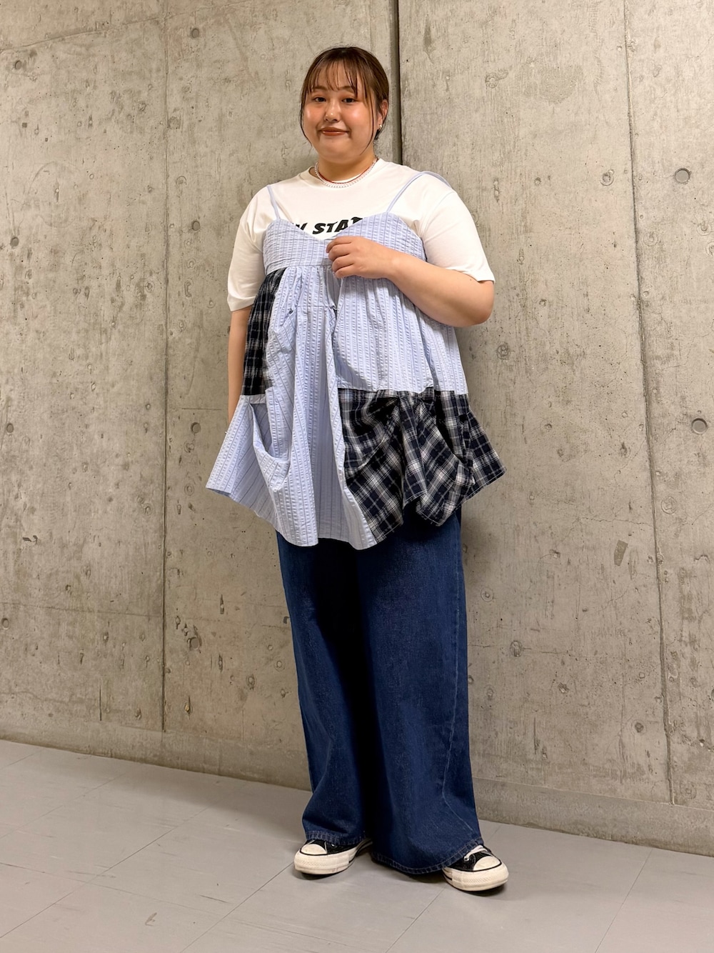 その他のTシャツ/カットソー、ブルー系のワンピース、ブルー系のデニムパンツを着用したレディースの夏コーディネートの1枚目の写真