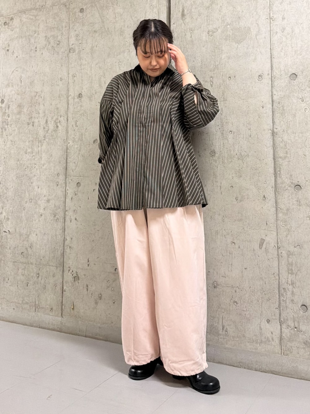 ブラウン系のチュニック、ピンク系のその他パンツ、ブラック系のサンダルを着用したレディースの秋コーディネートの1枚目の写真