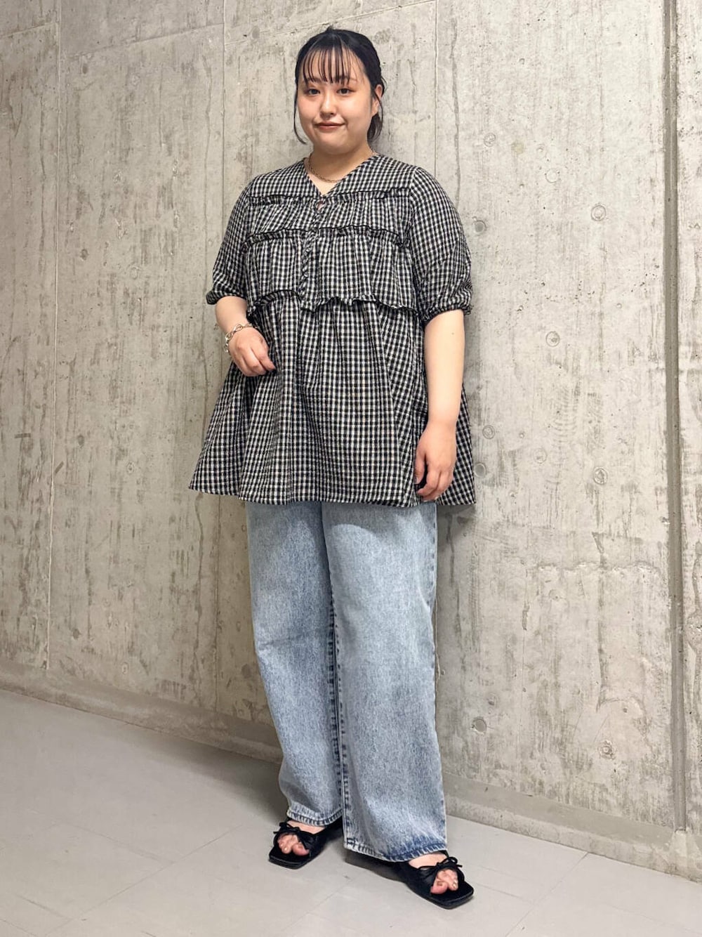 「ワンピース、大人カジュアル、デニム、チェック、カジュアル、オーバーサイズ、サンダル、kbf_ootd、KBF、サテン、パンツ、夏コーデ、ミュール、夏、デニムコーデ」｜「KBFの『3サイズ展開』BIGポケットデザインデニム（デニムパンツ、ブルー系）」を使った、sakaiさん（レディース・158cm）の夏コーディネートの1枚目の写真