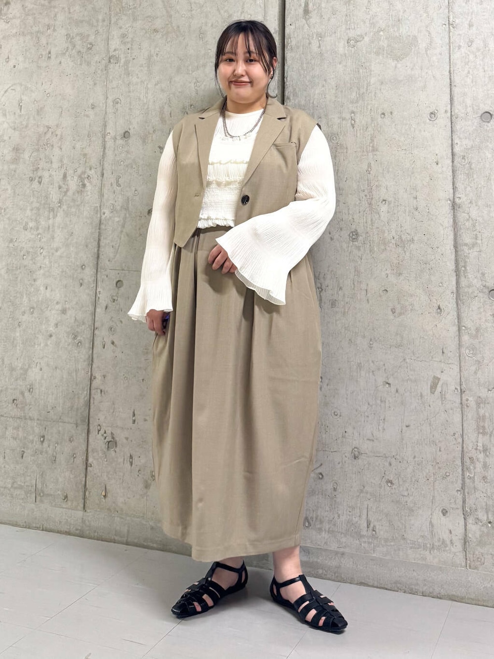 「ベスト、オーバーサイズ、ロングスカート、スカート、ブラウス、kbf_ootd、KBF、春コーデ、春、newarrival、休日スタイル、プリーツ、きれいめコーデ、大人コーデ、スカートコーデ」｜「KBFのマジョリカプリーツブラウス（シャツ/ブラウス、ホワイト系）」を使った、sakaiさん（レディース・158cm）の春コーディネートの1枚目の写真