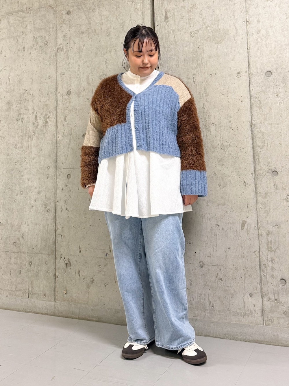 ブルー系のカーディガン/ボレロ、ホワイト系のシャツ/ブラウス、ブルー系のデニムパンツを着用したレディースの秋コーディネートの1枚目の写真