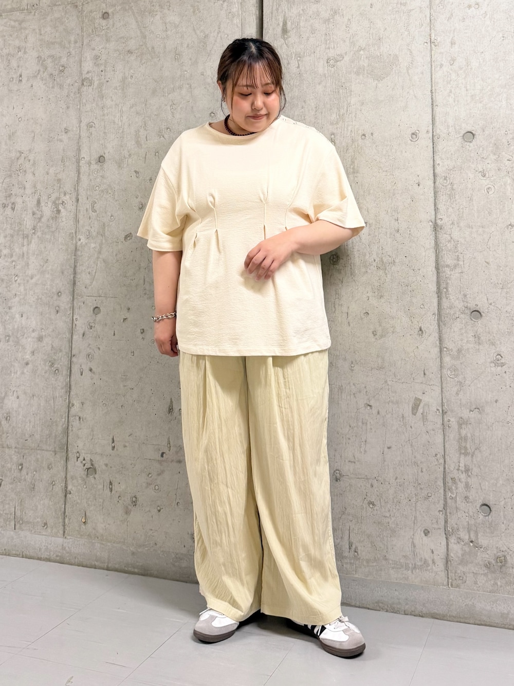 ホワイト系のTシャツ/カットソー、イエロー系のその他パンツを着用したレディースの夏コーディネートの1枚目の写真