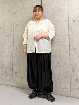 「KBF（ケイビーエフ）の『STAFF DESIGN PROJECT』2WAY刺繍ブラウス（シャツ/ブラウス、ホワイト系）」を使った、sakaiさん（レディース・158cm）の春コーディネート