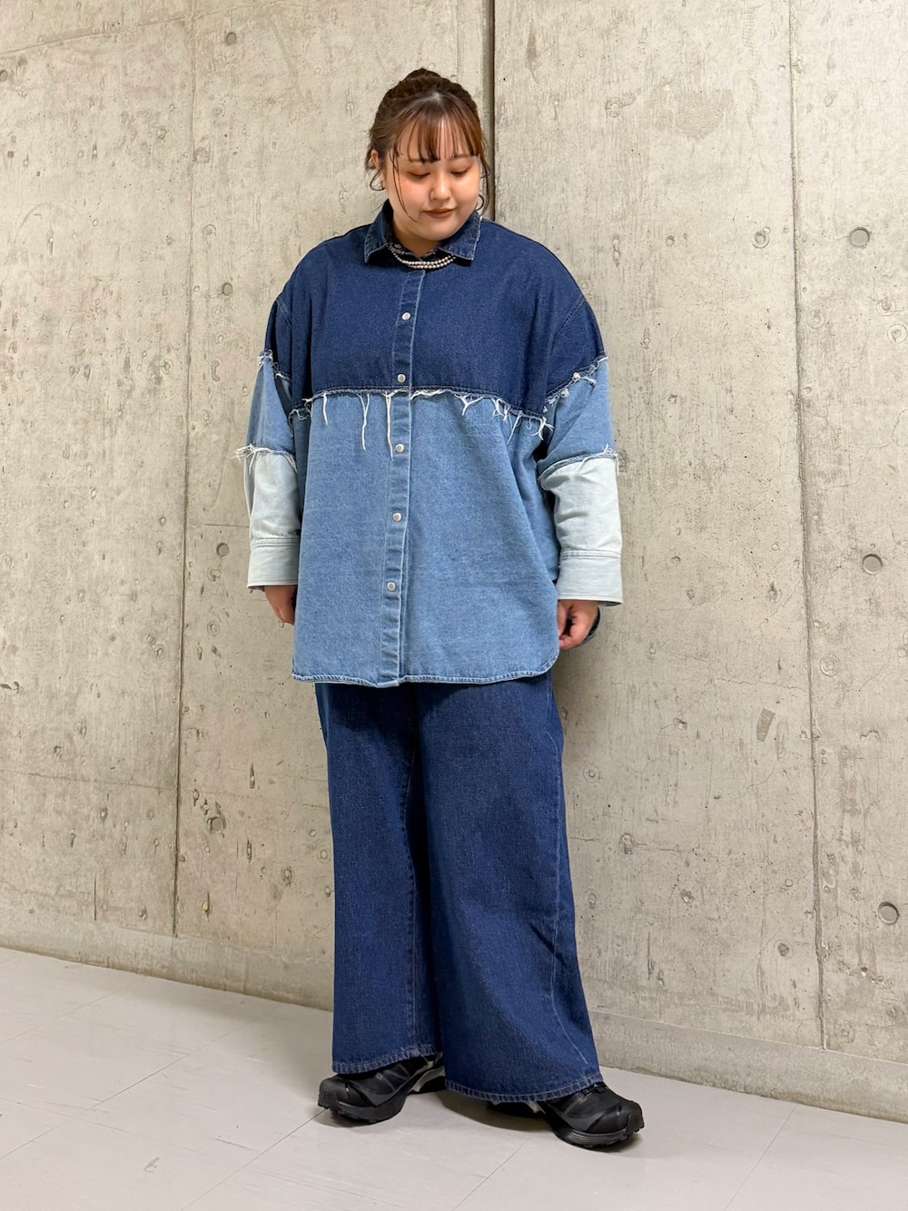 ブルー系のシャツ/ブラウス、ブルー系のデニムパンツを着用したレディースの春コーディネートの1枚目の写真