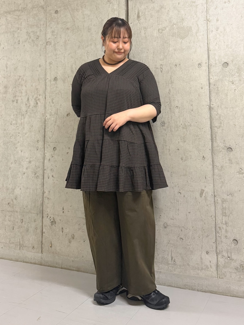 ブルー系のチュニック、ブラウン系のその他パンツを着用したレディースの夏コーディネートの1枚目の写真