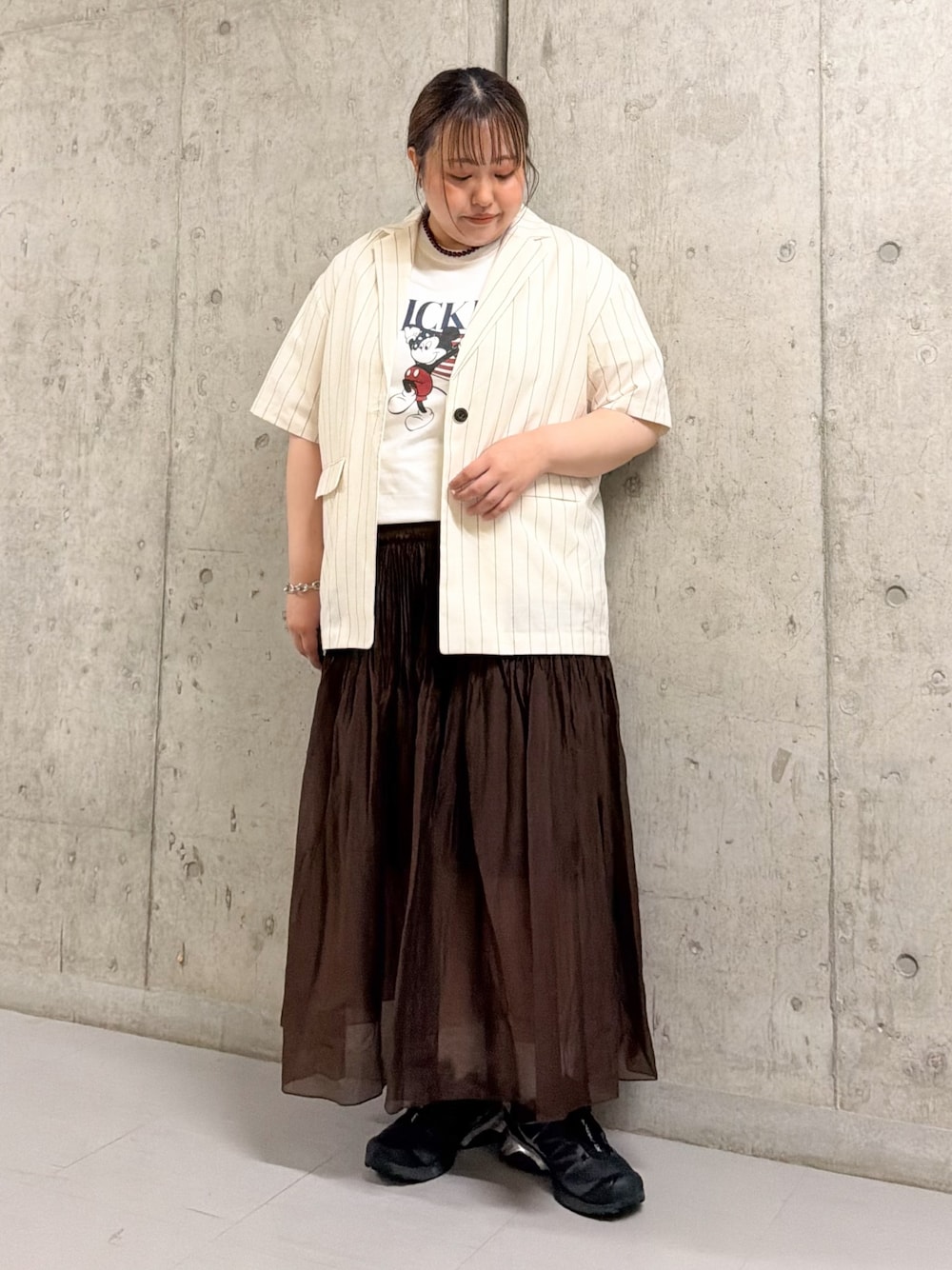 ホワイト系のその他アウター、ホワイト系のTシャツ/カットソー、ブラウン系のスカートを着用したレディースの夏コーディネートの1枚目の写真