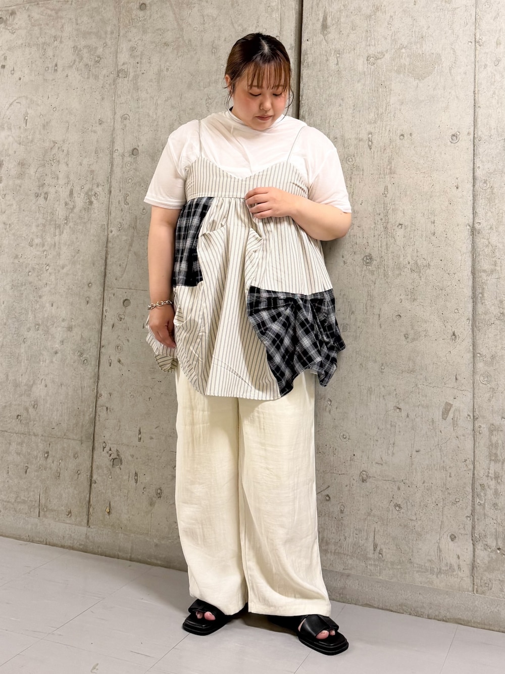 ホワイト系のTシャツ/カットソー、ホワイト系のワンピース、ホワイト系のその他パンツを着用したレディースの夏コーディネートの1枚目の写真