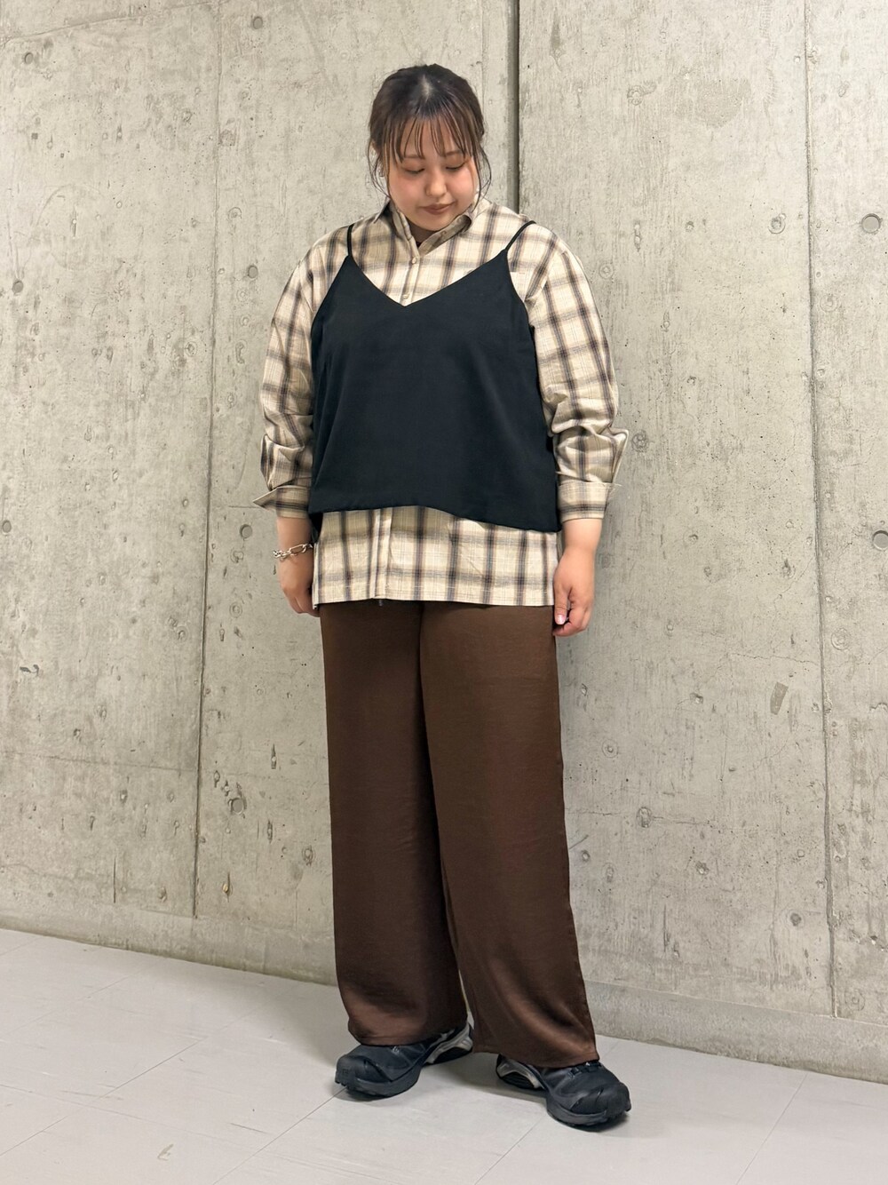 ベージュ系のシャツ/ブラウス、ブラウン系のその他パンツを着用したレディースの夏コーディネートの1枚目の写真