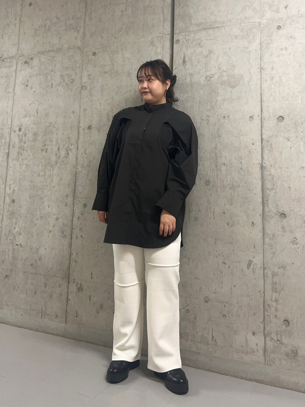 ブラック系のワンピース、ホワイト系のその他パンツを着用したレディースの秋コーディネートの1枚目の写真