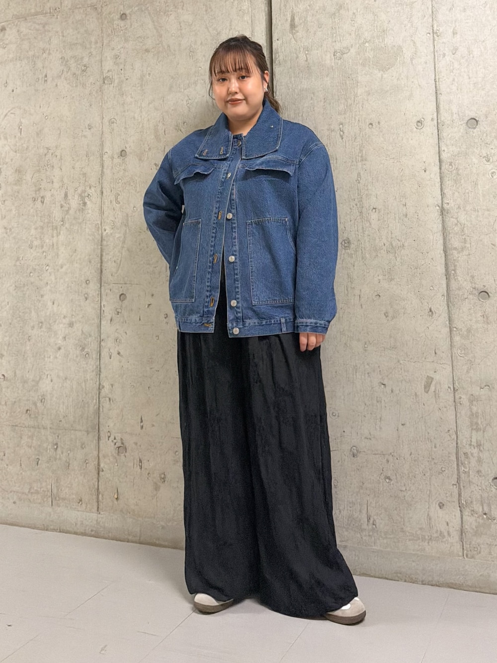 ブルー系のブルゾン、ブラック系のその他パンツを着用したレディースの春コーディネートの1枚目の写真