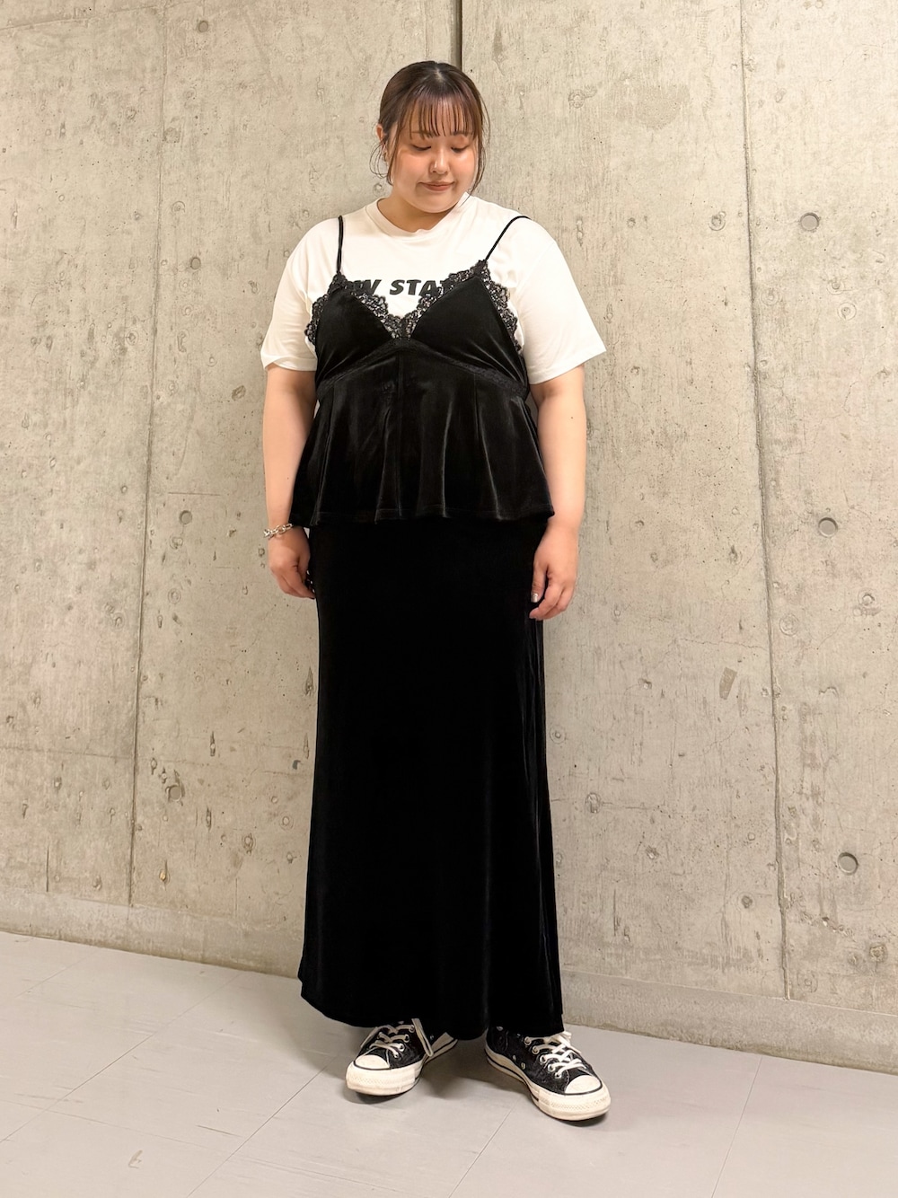 その他のTシャツ/カットソー、ブラック系のセットアップを着用したレディースの秋コーディネートの1枚目の写真