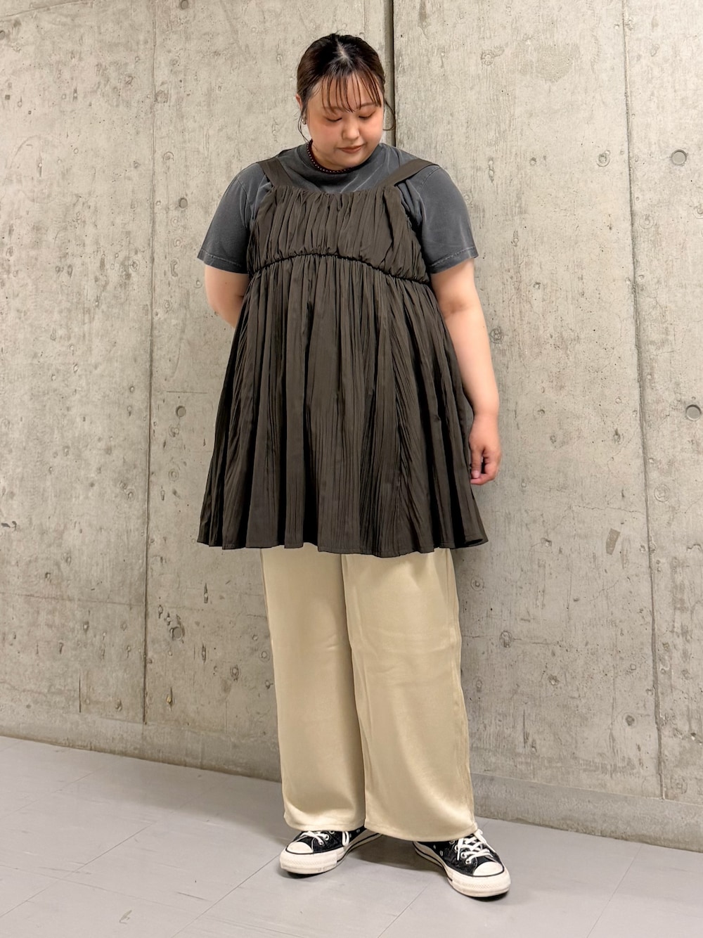 グレー系のTシャツ/カットソー、ブラウン系のワンピース、ベージュ系のその他パンツを着用したレディースの夏コーディネートの1枚目の写真