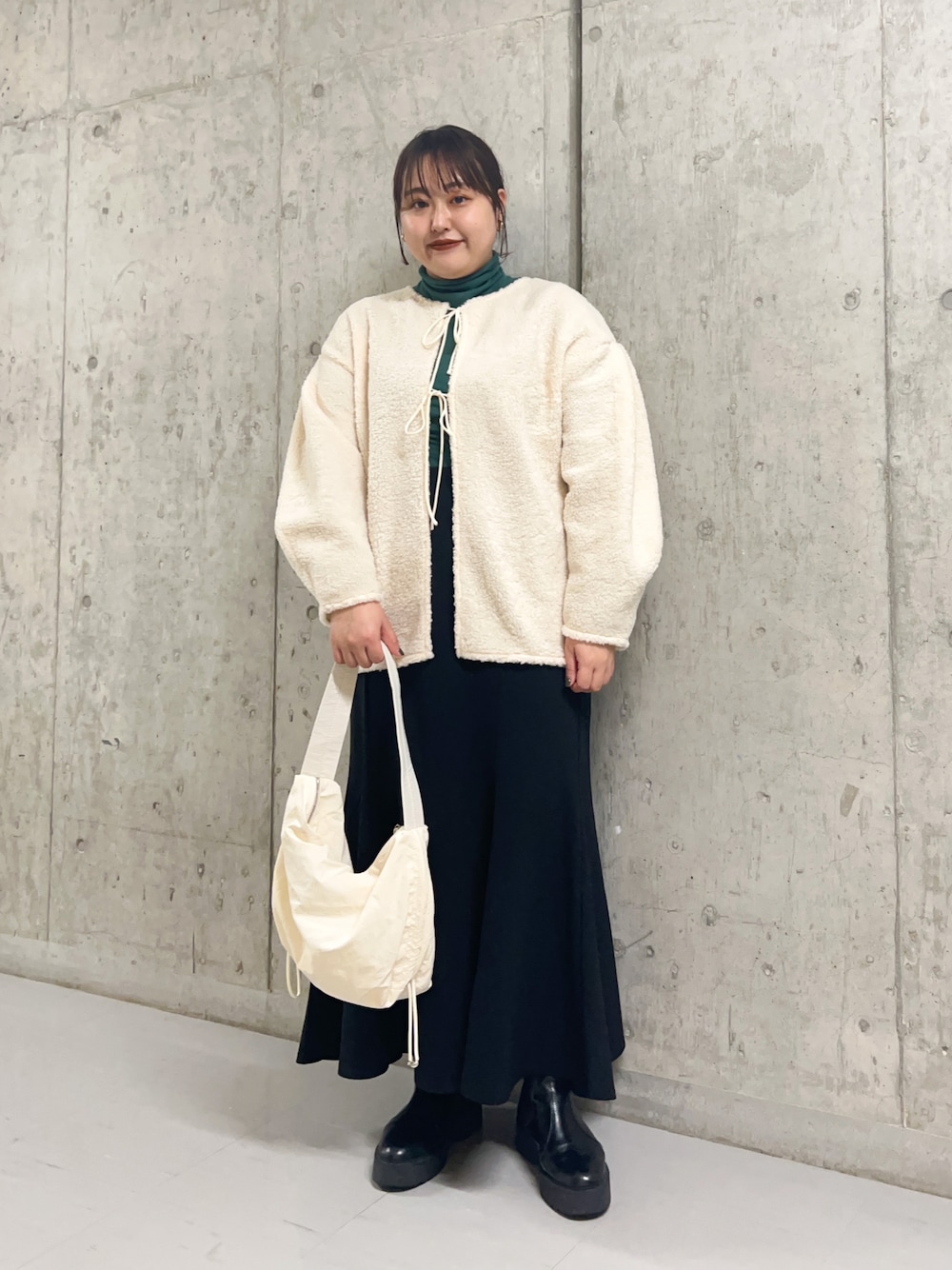 ホワイト系のTシャツ/カットソー、グリーン系のTシャツ/カットソー、ホワイト系のショルダーバッグを着用したレディースの冬コーディネートの1枚目の写真