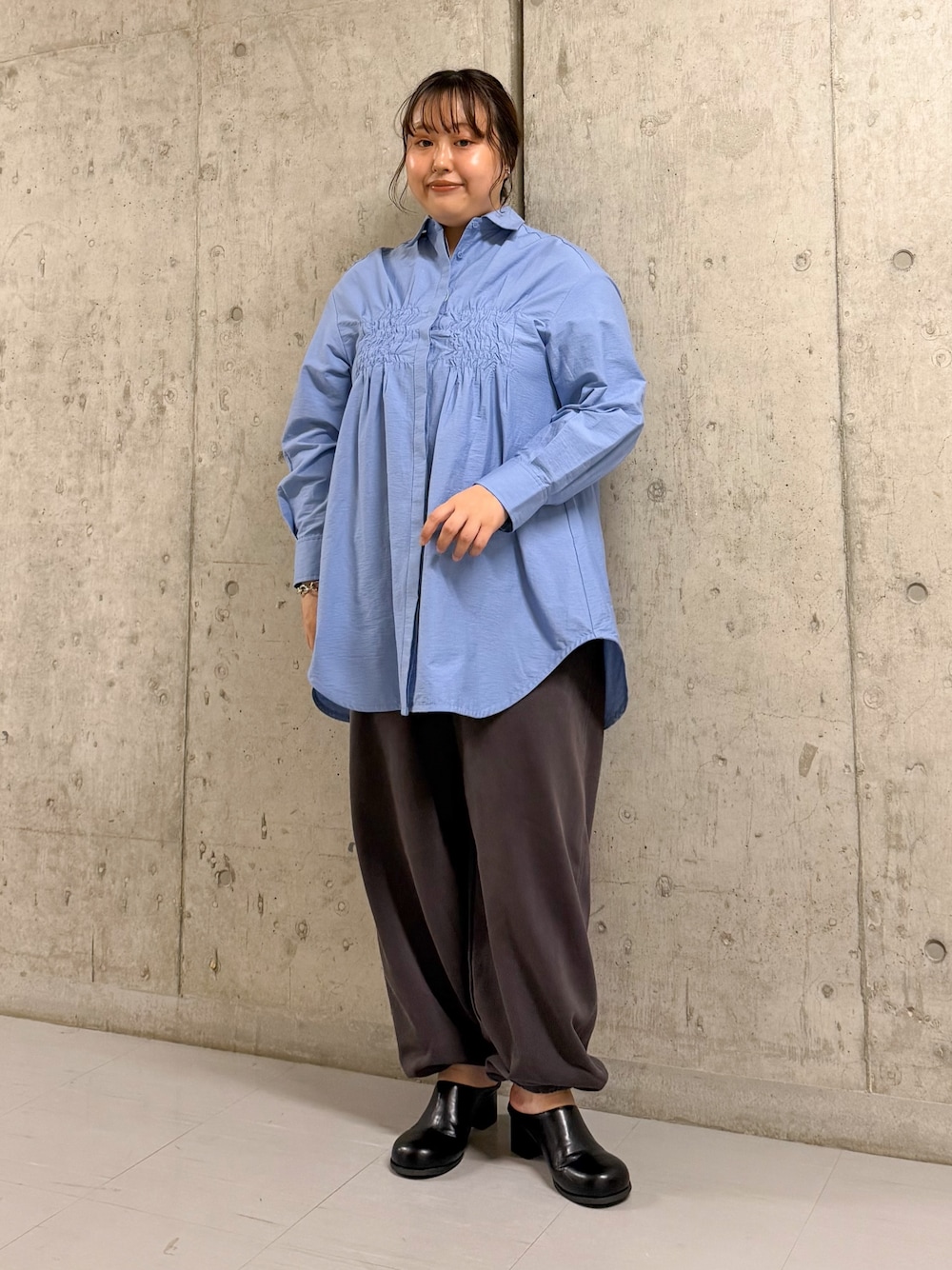 ブルー系のワンピース、ブラック系のサンダル、グレー系のその他パンツを着用したレディースの秋コーディネートの1枚目の写真