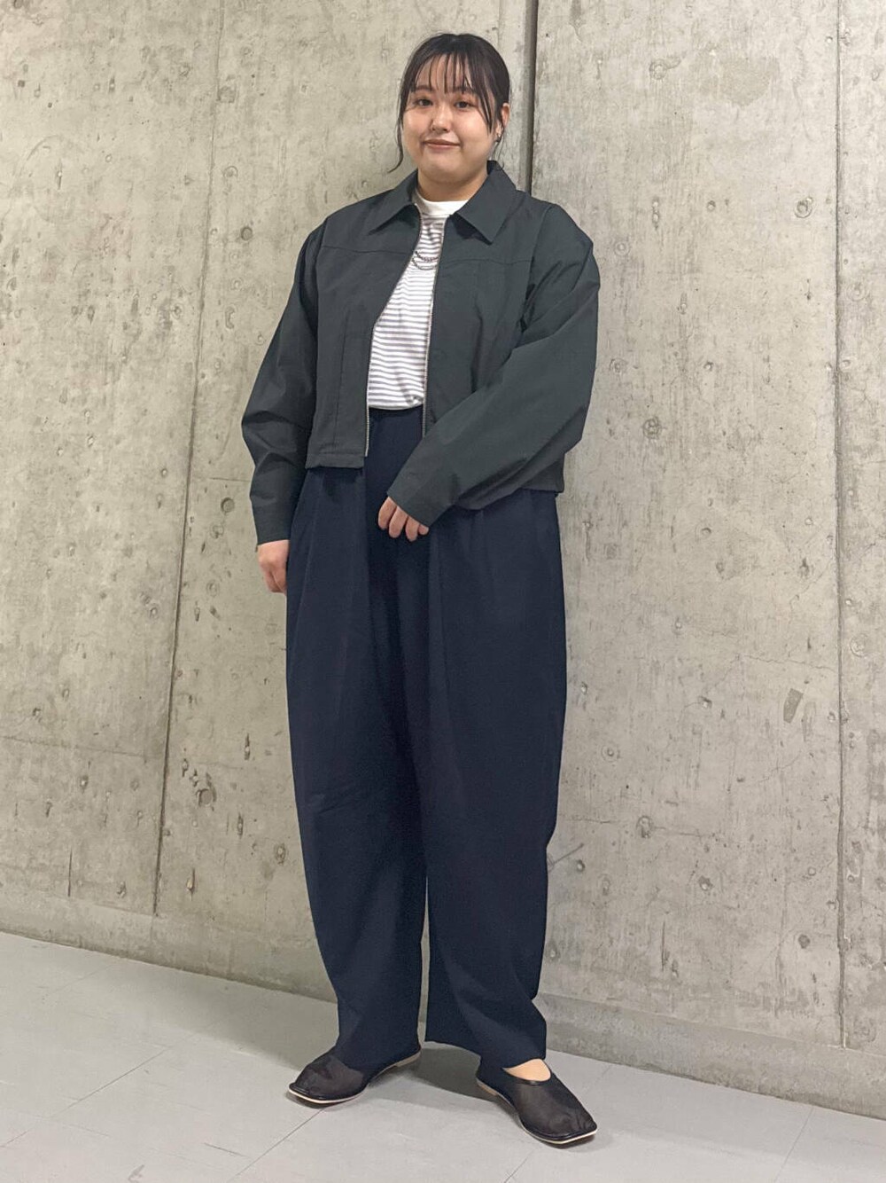 ブルー系のその他パンツ、パープル系のTシャツ/カットソー、グレー系のブルゾンを着用したレディースの春コーディネートの1枚目の写真