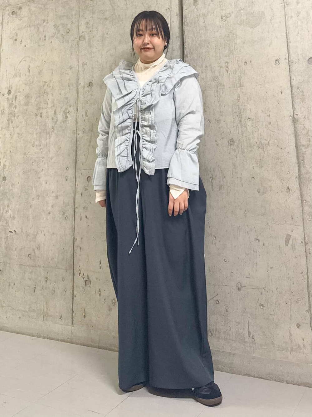 ホワイト系のTシャツ/カットソー、グレー系のその他パンツ、ブルー系のシャツ/ブラウスを着用したレディースの冬コーディネートの1枚目の写真
