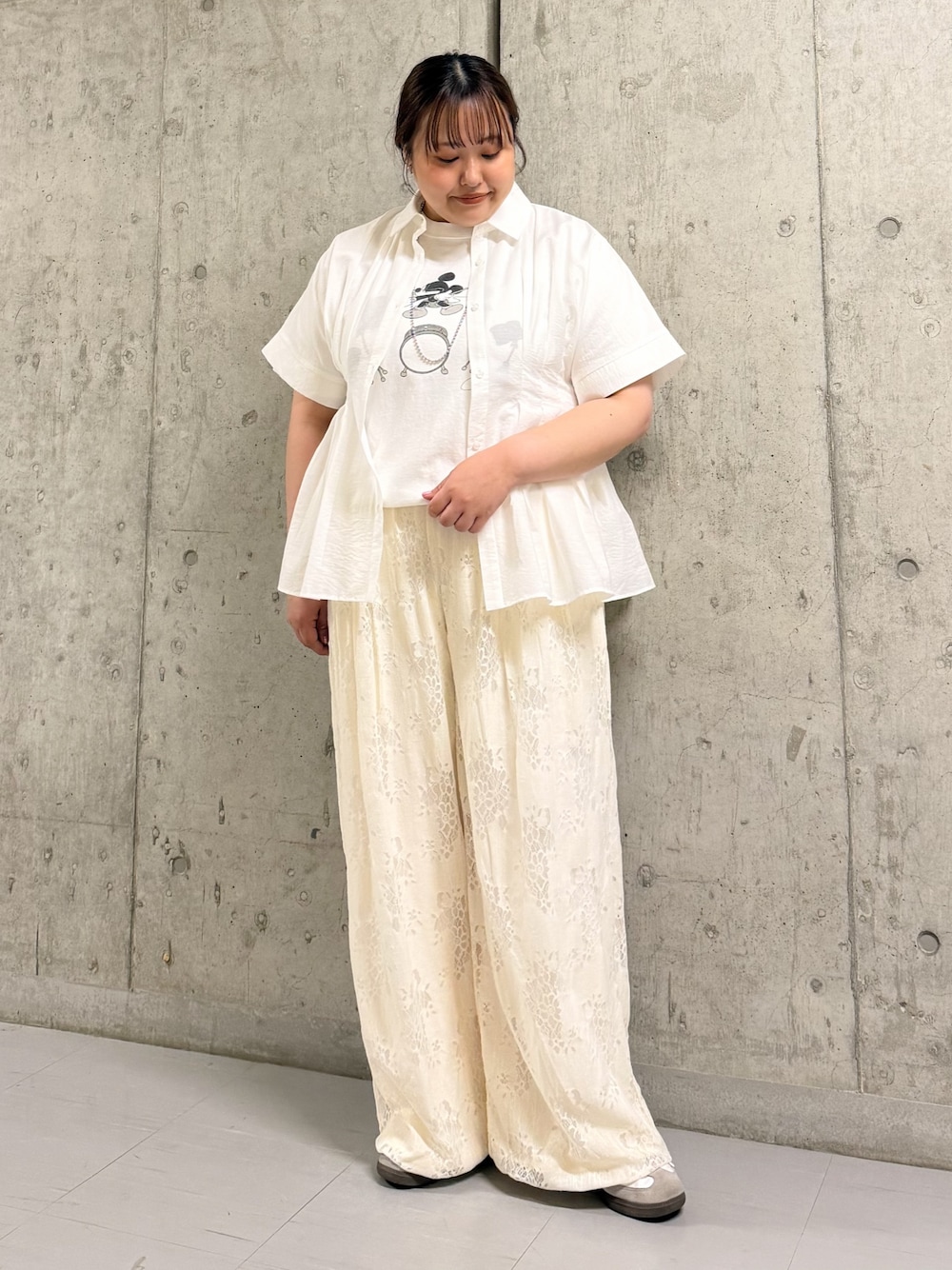 ホワイト系のTシャツ/カットソー、ホワイト系のシャツ/ブラウス、ホワイト系のその他パンツを着用したレディースの春コーディネートの1枚目の写真